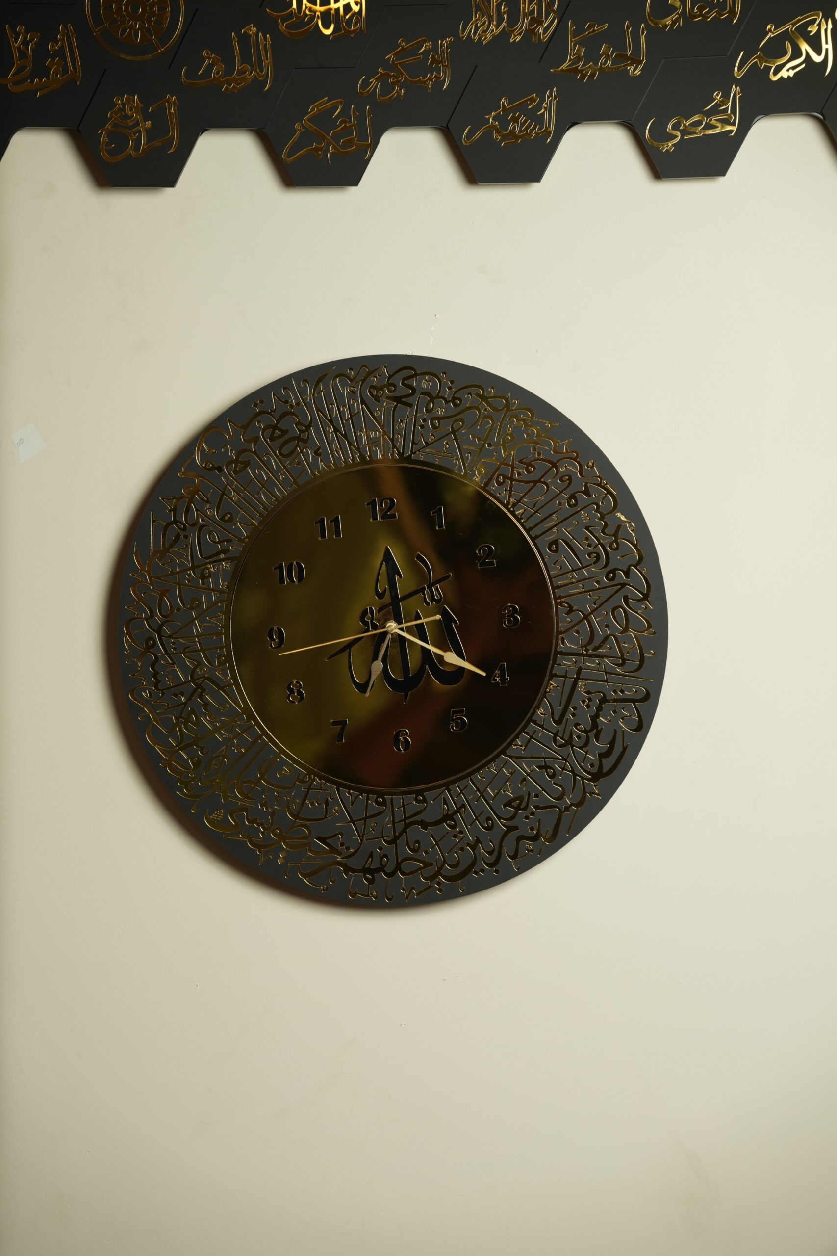 Luxury Islamic Wall Clock – Gold & Black Calligraphy Round Frame - Image 3