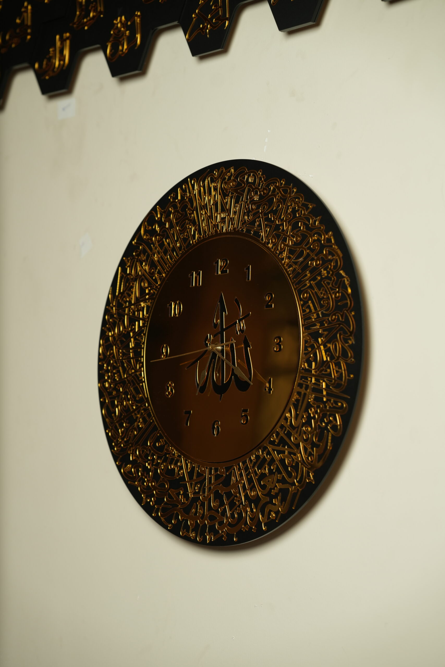 Luxury Islamic Wall Clock – Gold & Black Calligraphy Round Frame - Image 4